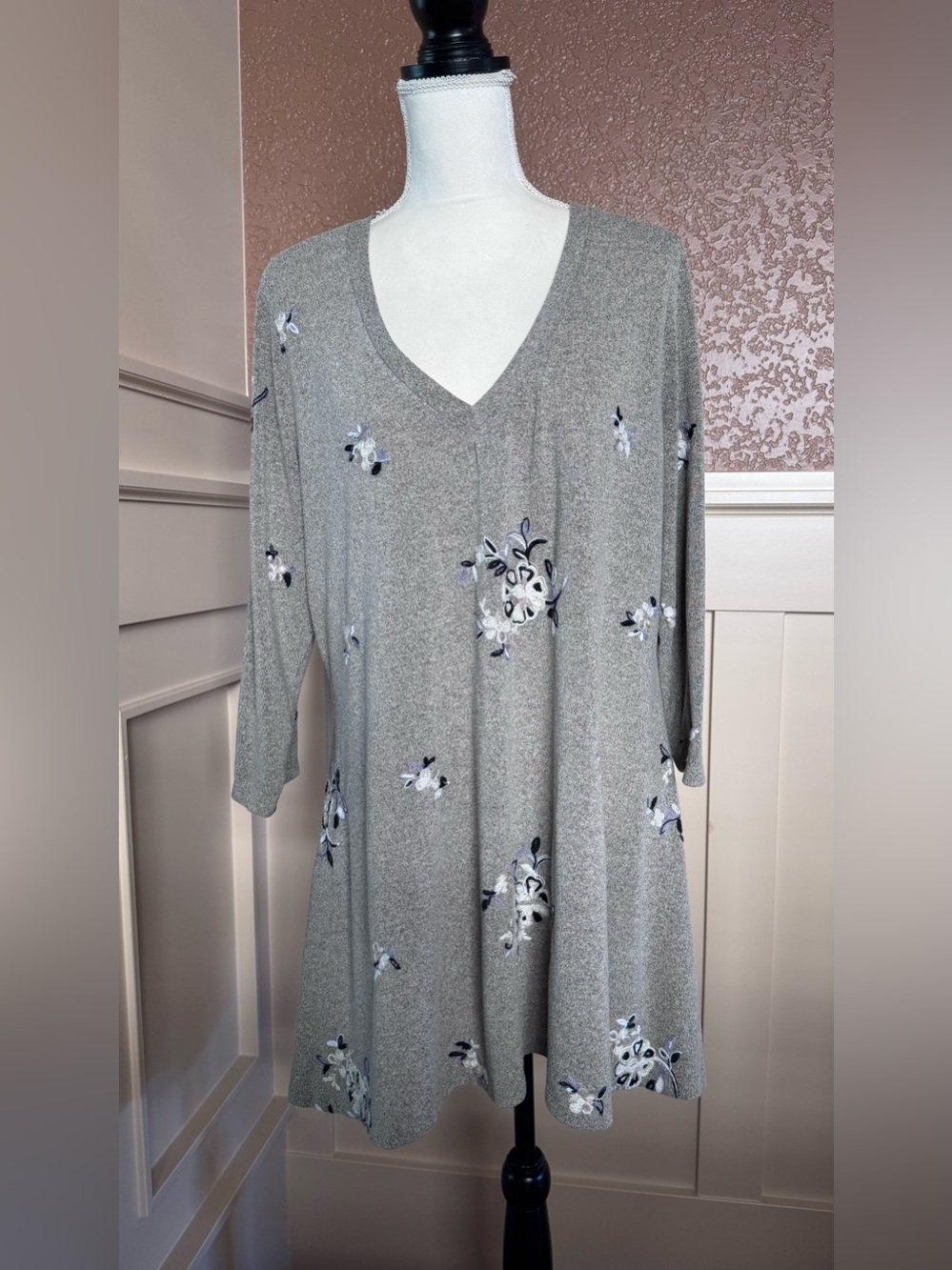 Anthropology fig and flower Grey V-Neck Embroidered Tunic Blouse